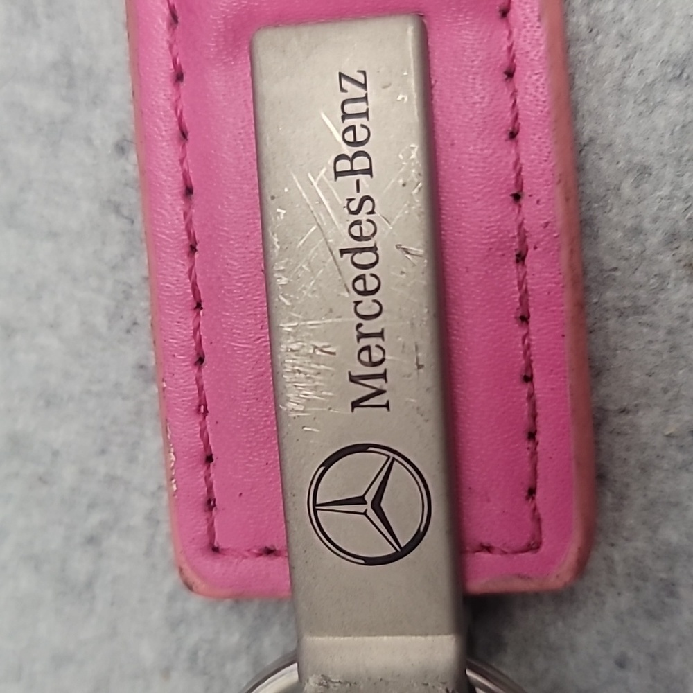 Mercedes Benz Pink leather car key ring chain holder - Picture 4 of 6